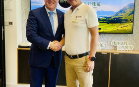 重磅握手！飞熊领鲜董事长李祥受邀参加新西兰红肉原产地品牌全新发布仪式，荣获新西兰总理亲授战略合作渠道商